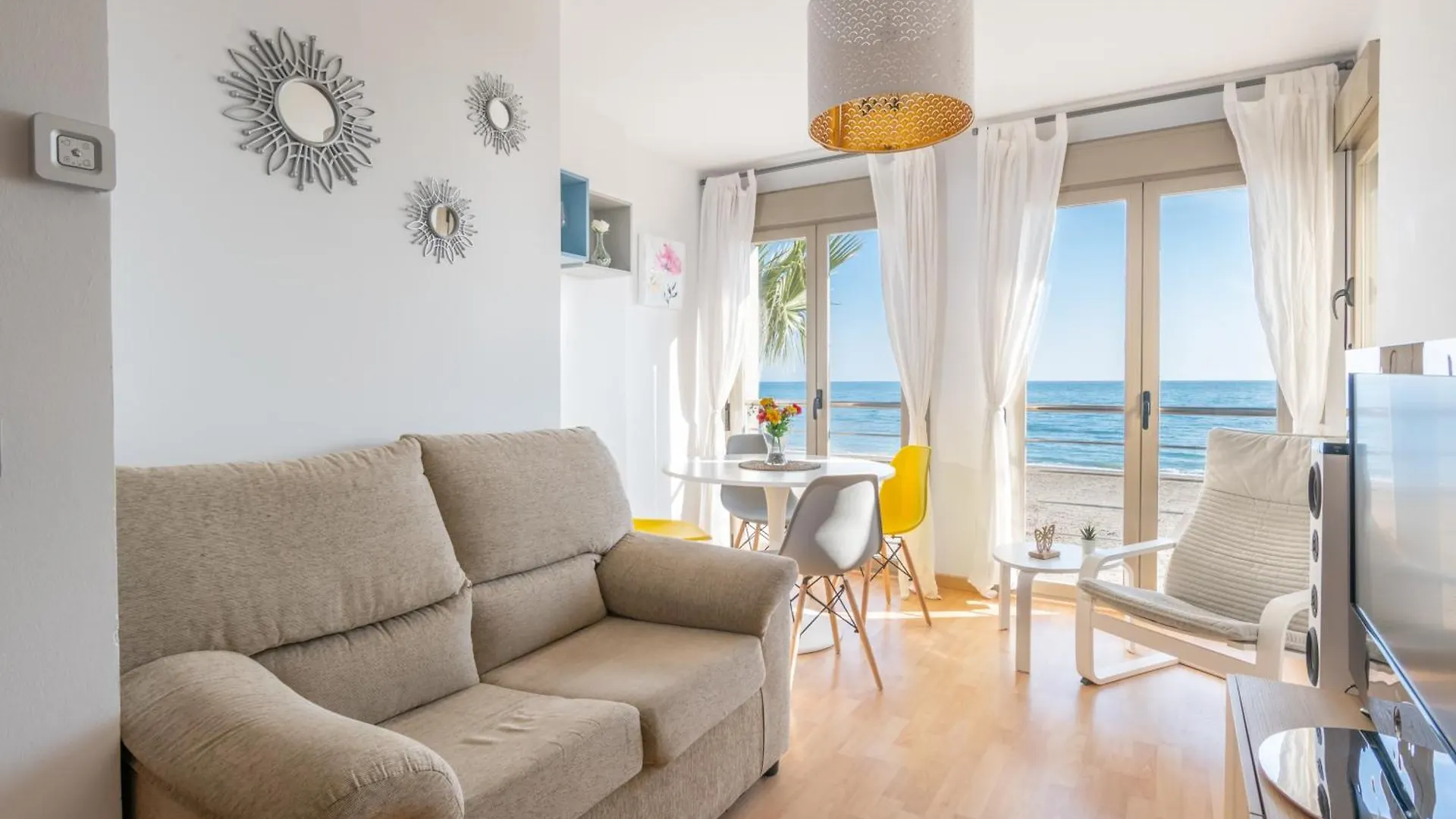 Apartment Wintowinrentals Bezmiliana Playa En Apartamento Con Vistas Al Mar En Primera Linea Rincon de la Victoria Spain